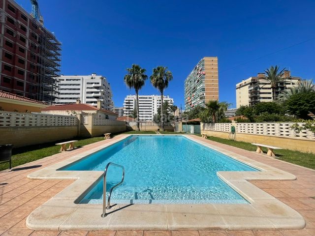 Foto 6a7beed7-9154-4de2-972e-2a6980c47ee9. Xalet amb xemeneia calefacció aparcament piscina a Campello (el)