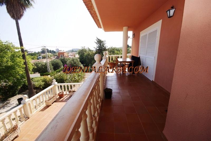 Foto 0793fea4-7e0d-4216-aa95-6ff8cb70f469. Chalet  independiente con dos alturas, 1.200m² de parcela de los cuales 360 m² son construidos para la vivienda; con 3 habitaciones en Dénia