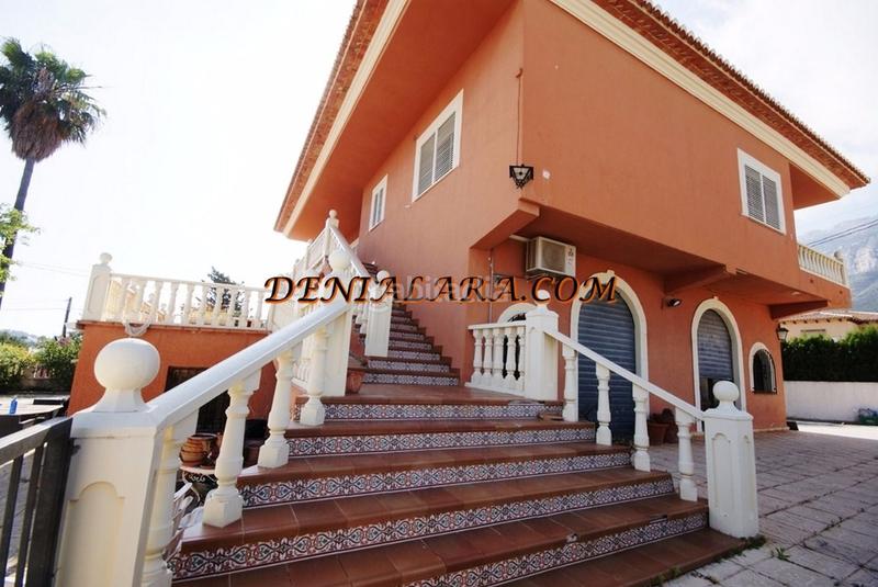 Foto 57b7b7fa-0e92-4b2b-b7f2-589117242c92. Chalet  independiente con dos alturas, 1.200m² de parcela de los cuales 360 m² son construidos para la vivienda; con 3 habitaciones en Dénia