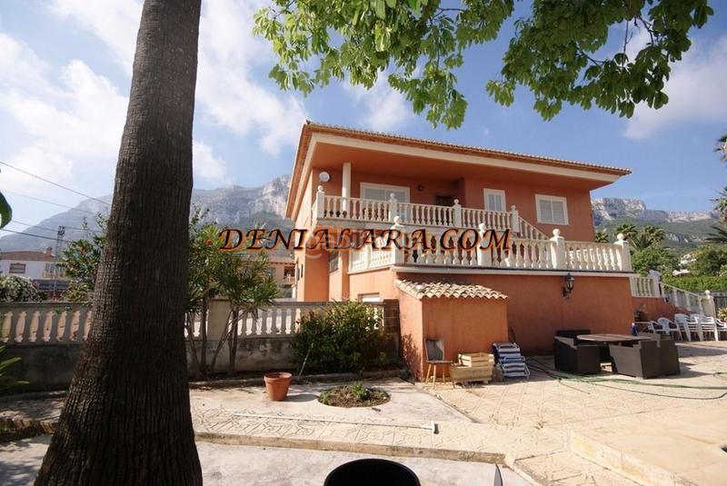 Foto fd19717b-533e-430d-a03a-474e7e17408f. Chalet  independiente con dos alturas, 1.200m² de parcela de los cuales 360 m² son construidos para la vivienda; con 3 habitaciones en Dénia