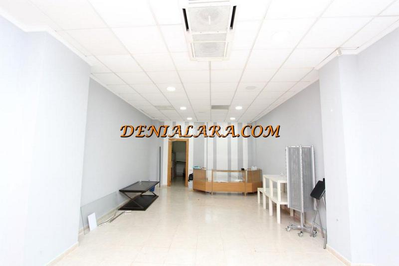 Foto 167400d4-3e2a-4933-9725-649640aae66f. Local comercial céntrico local con 100m² en perfecto estado. dispone de 1 aseo, aire acondicionado frio-calor, el suelo es de gres y la puerta es en Dénia