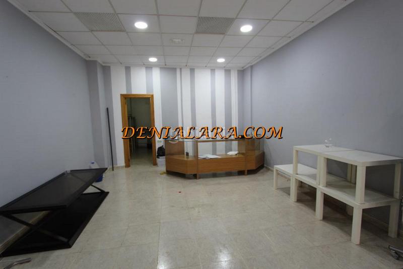 Foto 6856e59a-4f6d-4869-9c99-945084a00af3. Local comercial céntrico local con 100m² en perfecto estado. dispone de 1 aseo, aire acondicionado frio-calor, el suelo es de gres y la puerta es en Dénia