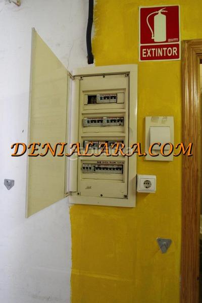 Foto 7520478b-6707-4fb7-a7d0-8c1bf2266dbe. Local comercial céntrico local con 100m² en perfecto estado. dispone de 1 aseo, aire acondicionado frio-calor, el suelo es de gres y la puerta es en Dénia