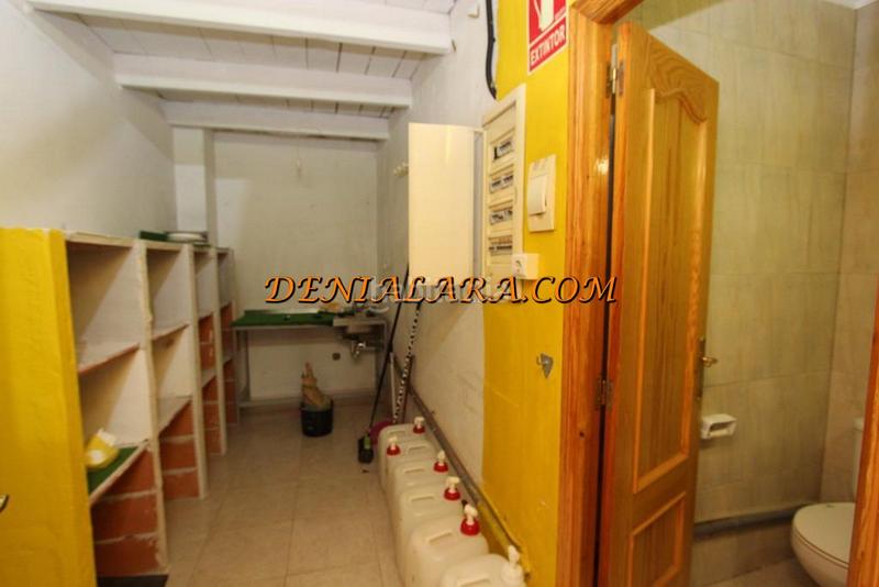 Foto 87f3da34-eb97-4d32-9417-a4e24091e63b. Local comercial céntrico local con 100m² en perfecto estado. dispone de 1 aseo, aire acondicionado frio-calor, el suelo es de gres y la puerta es en Dénia