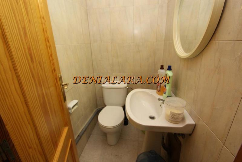 Foto 91b2a8f9-c443-44d9-9c74-138579cd1dae. Local comercial céntrico local con 100m² en perfecto estado. dispone de 1 aseo, aire acondicionado frio-calor, el suelo es de gres y la puerta es en Dénia