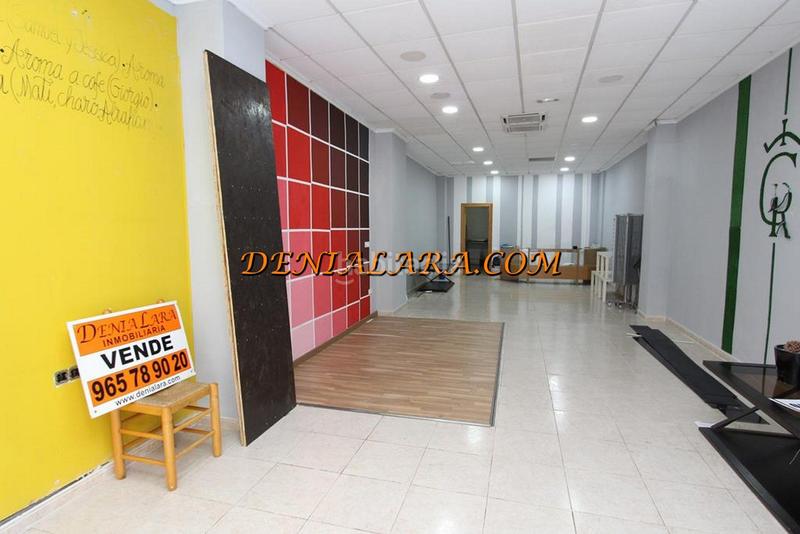 Foto e5187361-99a1-4041-aa27-71210ab00864. Local comercial céntrico local con 100m² en perfecto estado. dispone de 1 aseo, aire acondicionado frio-calor, el suelo es de gres y la puerta es en Dénia