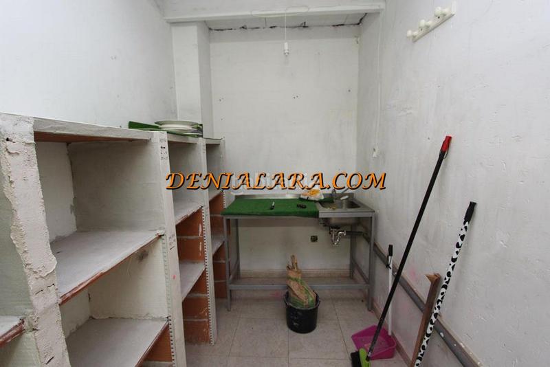 Foto ff7cca22-4657-4afe-9500-98b5e7474075. Local comercial céntrico local con 100m² en perfecto estado. dispone de 1 aseo, aire acondicionado frio-calor, el suelo es de gres y la puerta es en Dénia