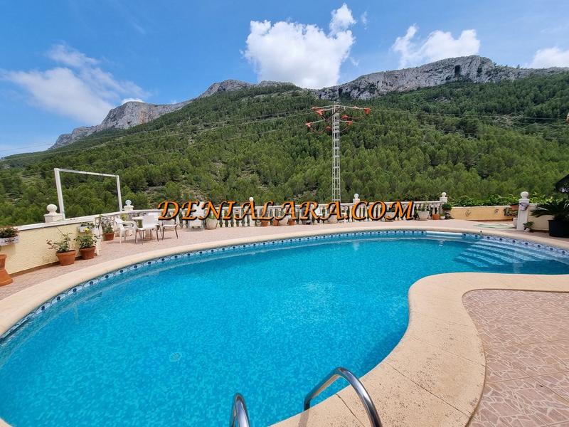Foto d5b6391d-b97b-456e-ac4c-e627d2ffb54c. Chalet  con piscina y vistas panorámicas al mar y al montgó en Dénia