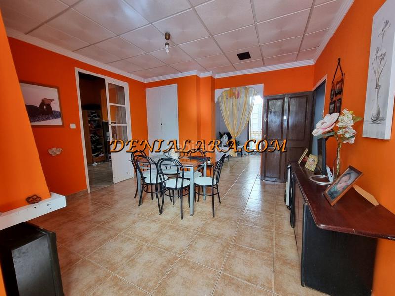 Foto 4a93904f-6e9f-4591-a7ce-632c530fcf21. Casa  de 5 habitaciones en el centro de denia en Dénia