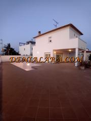 Chalet in La Pedrera-Vessanes. Chalet de 3 plantas con piscina