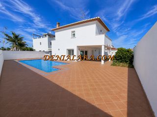 Xalet a La Pedrera-Vessanes. Chalet independiente de 3 plantas con piscina