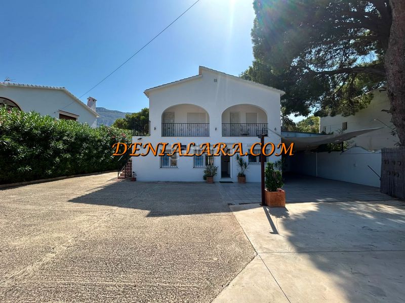 Foto ed5ccd7b-a41a-4002-bf51-5a3bf2c41cf6. Casa amb xemeneia aparcament a Las Rotas / Les Rotes Dénia
