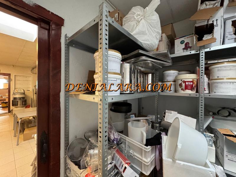 Foto 5652b7cd-161a-4e96-b451-d3b4b89426c2. Alquiler local comercial en exclusiva — local en alquiler con traspaso en el centro en Dénia