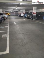 Autoparkplatz in Centre. Parking travesia industrial