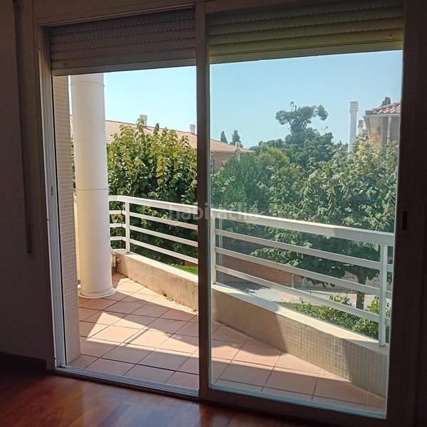 Foto ebbdc125-f584-48eb-bb81-ab7c266ec478. Casa adosada magnifico adosado calle la resclosa en Cabrils