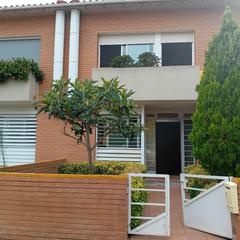 Casa adossada  Carrer resclosa la. Adosado  finca jóven  la resclosa