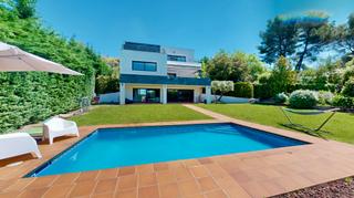 Casa  Passeig de la serra dels brucs. Casa a 4 vientos con jardín y piscina