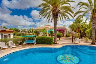 Chalet en Rojales. Villa en venta con precioso y grandísimo jardín: la mejor ubicac