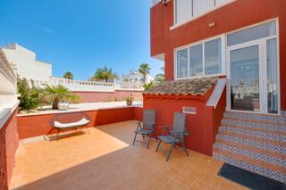 Maison jumelée à Calle lago de sanabria 169. Preciosa vivienda en planta baja ubicada en esquina, situada en