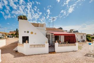 Casa adossada a Calle salvador dalí 56. Casa adosada y en esquina, situada en la urbanización el chaparr
