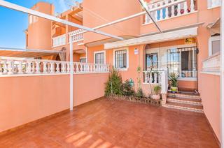 Maison jumelée à Calle de las gardenias 6. Encantador chalet con solárium, vistas a las salinas y piscina –