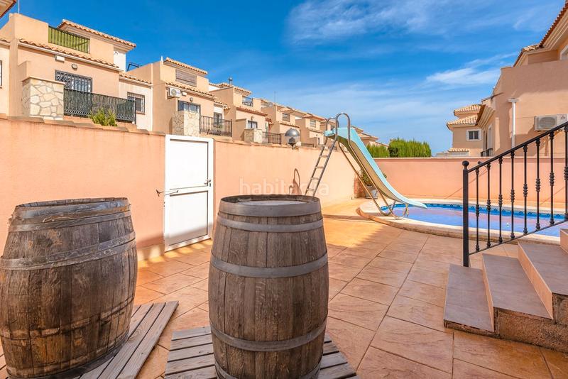 Foto 2dfea6f2-20e6-41de-a809-68cca78bcc1a. Chalet en calle rosa 1 magnífico chalet independiente costa con piscina y garaje privados. en Orihuela