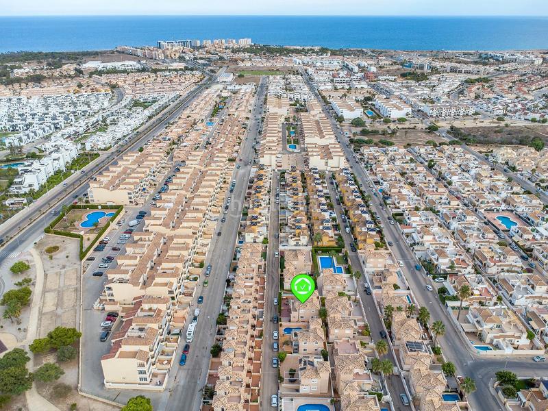 Foto 2f057760-426f-402e-8f09-c15766f69593. Chalet en calle rosa 1 magnífico chalet independiente costa con piscina y garaje privados. en Orihuela