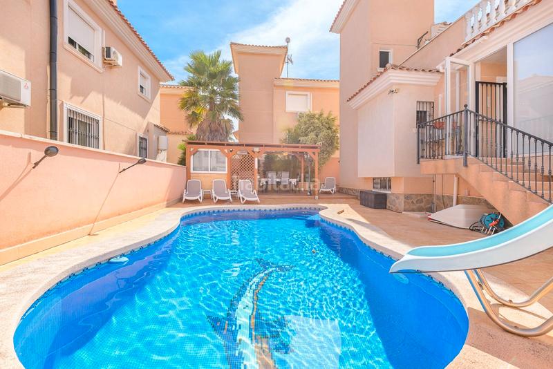 Foto 48cd3aeb-ff9b-49b8-8a91-d0c20125b050. Chalet en calle rosa 1 magnífico chalet independiente costa con piscina y garaje privados. en Orihuela