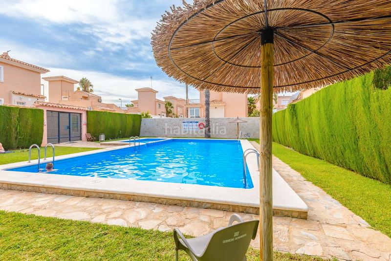 Foto 4e313ee9-ee75-4d00-aaaa-f2ede7af638e. Chalet en calle rosa 1 magnífico chalet independiente costa con piscina y garaje privados. en Orihuela