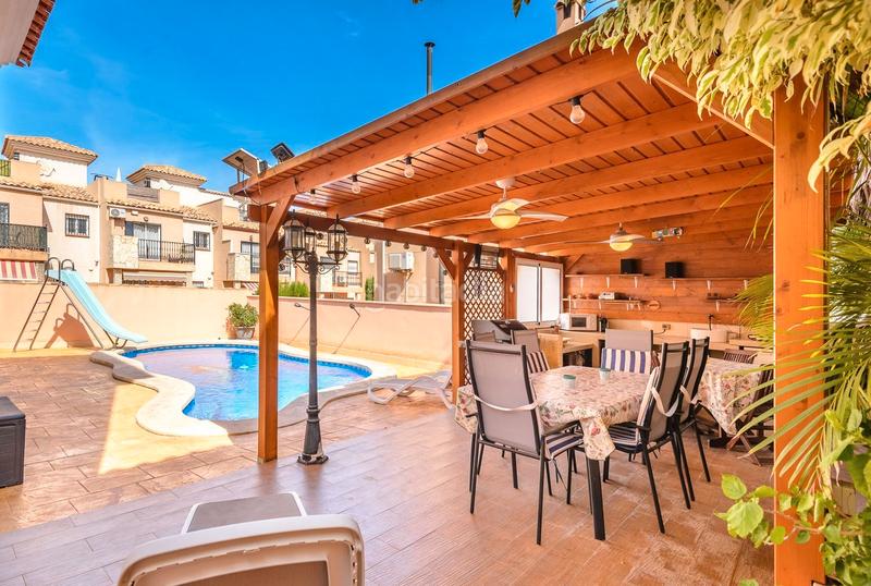 Foto 4eefeeed-52a5-4e73-85a2-97a254de131f. Chalet en calle rosa 1 magnífico chalet independiente costa con piscina y garaje privados. en Orihuela