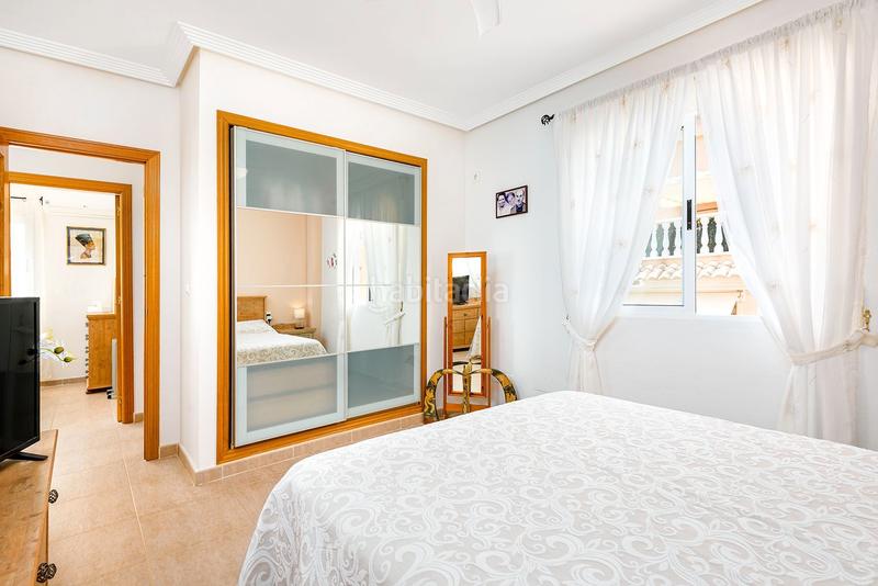 Foto 511c6108-e0ce-44b7-9b01-4c30ceb286b3. Chalet en calle rosa 1 magnífico chalet independiente costa con piscina y garaje privados. en Orihuela