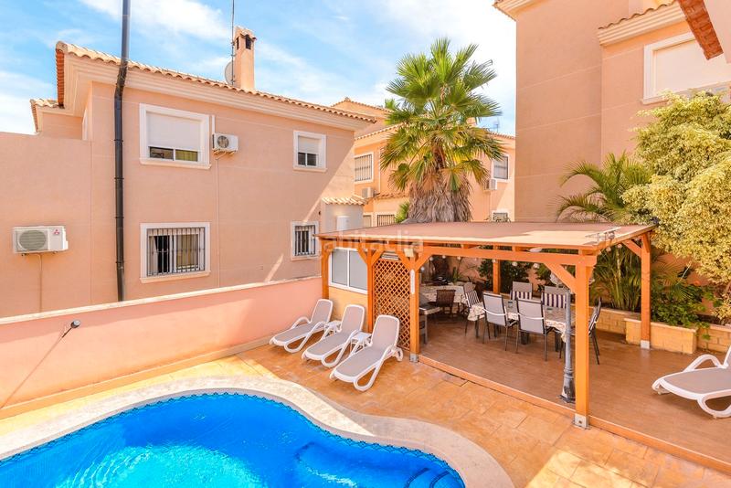 Foto 5536a2a0-9ed3-4d44-ac3b-65f0842c74e7. Chalet en calle rosa 1 magnífico chalet independiente costa con piscina y garaje privados. en Orihuela