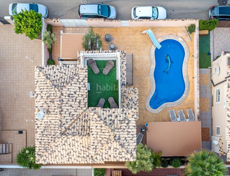 Foto 591a37e1-7337-44d3-a7e6-6bfaf9d8c2c1. Chalet en calle rosa 1 magnífico chalet independiente costa con piscina y garaje privados. en Orihuela