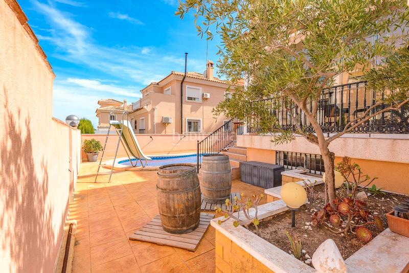 Foto 67913308-8dcf-4833-90f1-8efcbff5b961. Chalet en calle rosa 1 magnífico chalet independiente costa con piscina y garaje privados. en Orihuela