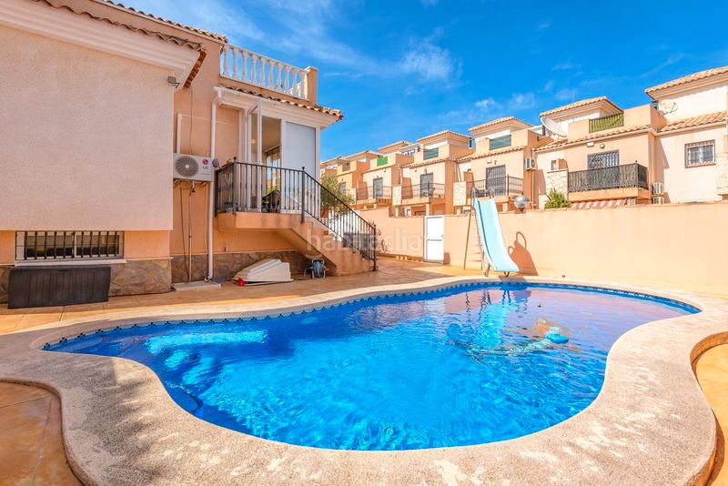 Foto b5396eb9-4363-4671-8a03-570bcdf592c8. Chalet en calle rosa 1 magnífico chalet independiente costa con piscina y garaje privados. en Orihuela