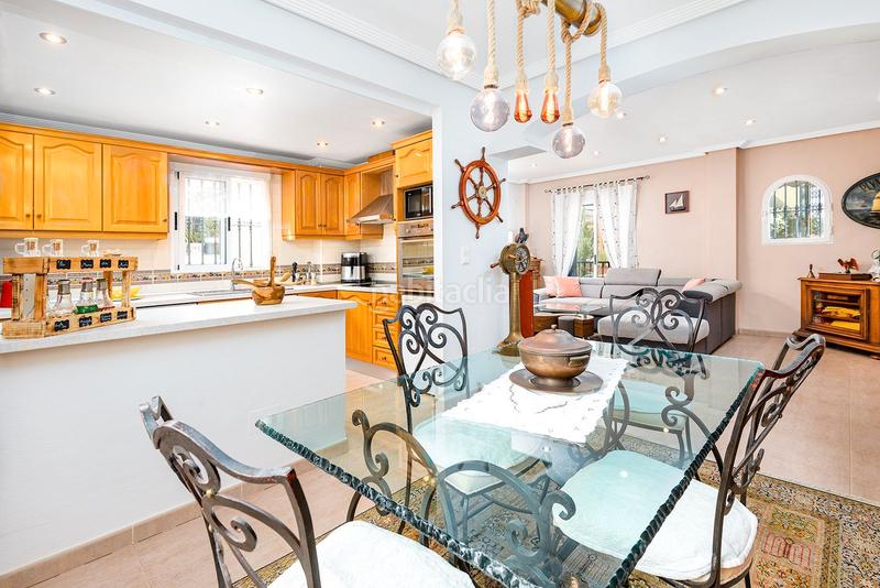 Foto d3587e5e-f206-4a42-9d54-bf3290cb0d04. Chalet en calle rosa 1 magnífico chalet independiente costa con piscina y garaje privados. en Orihuela