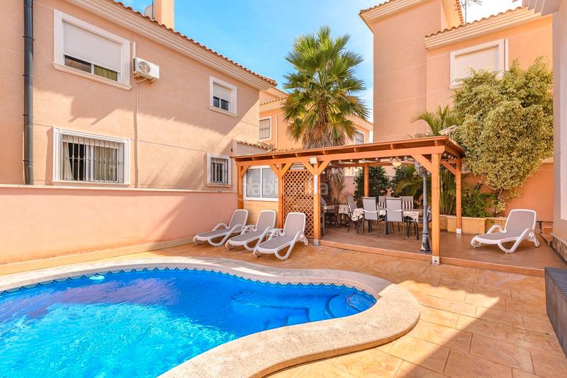 Foto ffa09538-50c0-4c85-bef2-b544ed0ec94e. Chalet en calle rosa 1 magnífico chalet independiente costa con piscina y garaje privados. en Orihuela