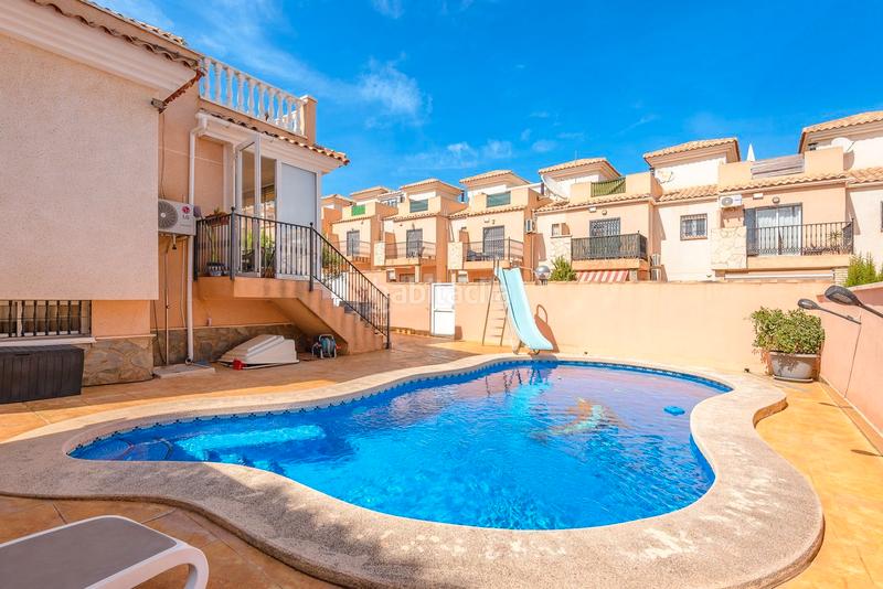 Foto fffdb2b3-d660-4183-b6b0-90e19a5a1343. Chalet en calle rosa 1 magnífico chalet independiente costa con piscina y garaje privados. en Orihuela