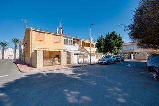 Casa adossada a Plaza el salinero 3a. Bungalow alto en primera planta frente a una encantadora plaza a