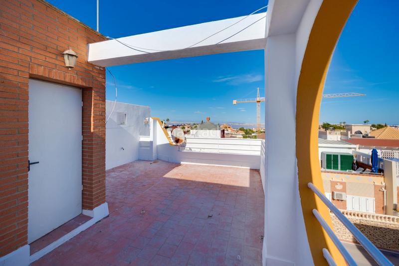 Foto 28353fc3-b515-4ddb-a171-feaa72e0d109. Semi detached house in avenida de londres 42 in Los Balcones y los Altos Orihuela