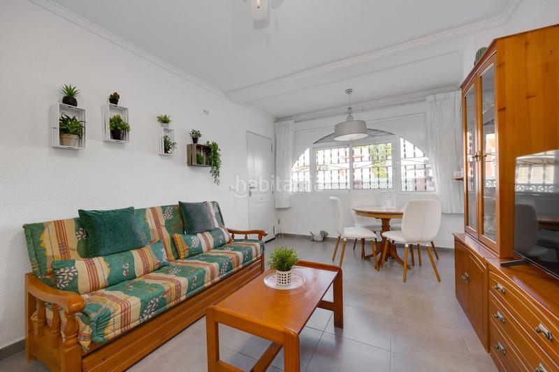 Foto 0aa1ab2e-e32a-41e8-906e-89001ef55b43. Casa adossada a calle doctor alexander fleming 49 a Torrevieja