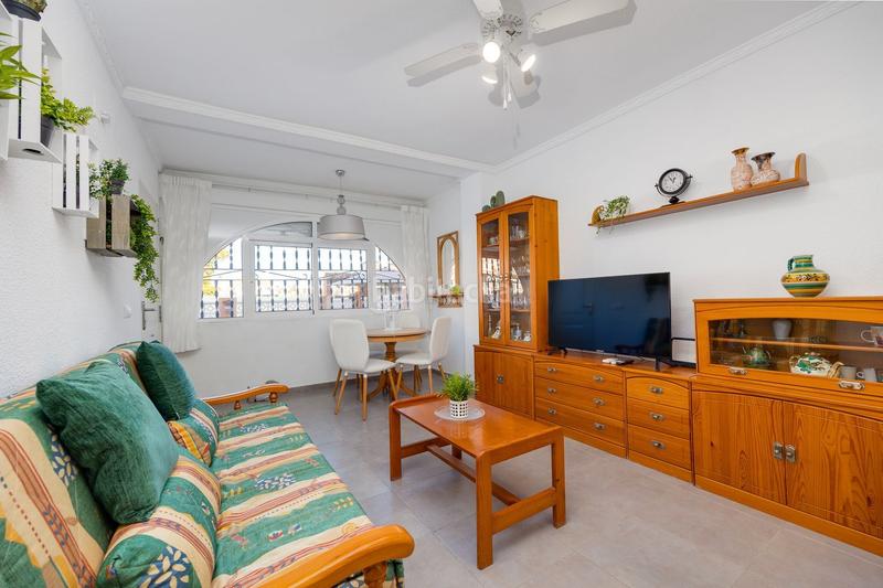 Foto 2df31256-2270-4733-8b71-2b74079e4ad7. Casa adossada a calle doctor alexander fleming 49 a Torrevieja