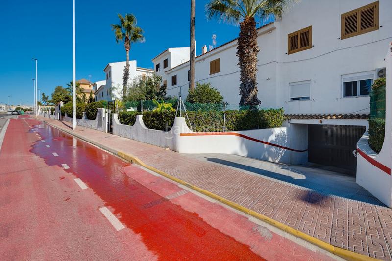 Foto 2f0ad353-1a12-4ac8-a481-d9b830b79105. Casa adossada a calle doctor alexander fleming 49 a Torrevieja