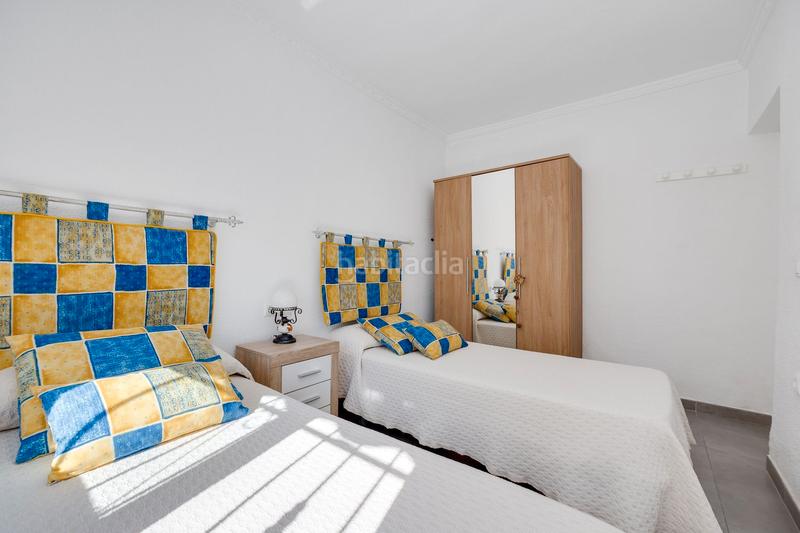 Foto 398e51d2-b132-4fa5-9fea-8cbe2a068903. Casa adossada a calle doctor alexander fleming 49 a Torrevieja