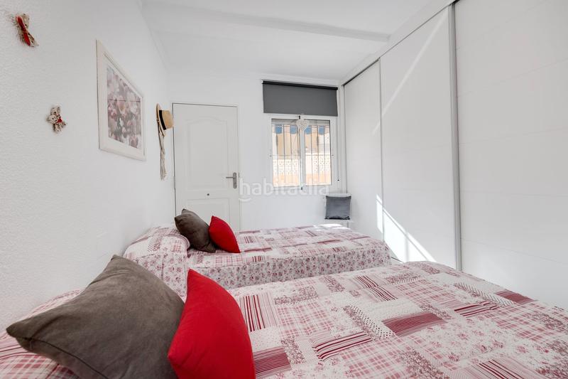 Foto 656f4e7f-e7a0-40b1-8317-de35a4f633b0. Casa adossada a calle doctor alexander fleming 49 a Torrevieja