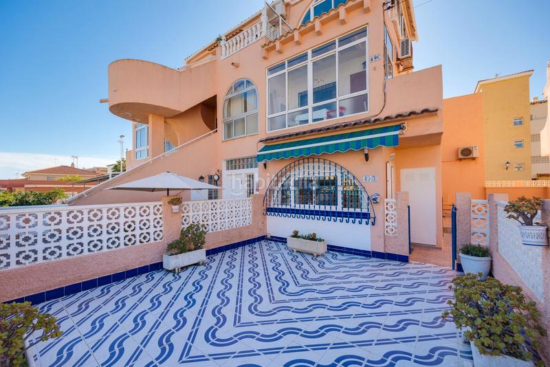 Foto b765367a-5522-4995-84e2-9066992e8784. Casa adossada a calle doctor alexander fleming 49 a Torrevieja