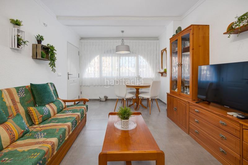 Foto cd3171f5-d789-43b0-a643-5b47c051b0a4. Casa adossada a calle doctor alexander fleming 49 a Torrevieja