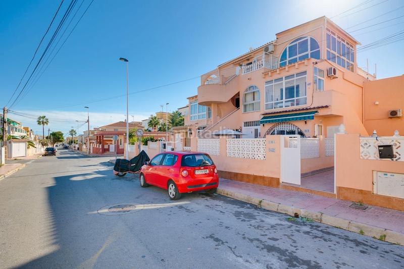 Foto dbe6cefb-246b-41d8-9245-cd315f2e105b. Casa adossada a calle doctor alexander fleming 49 a Torrevieja