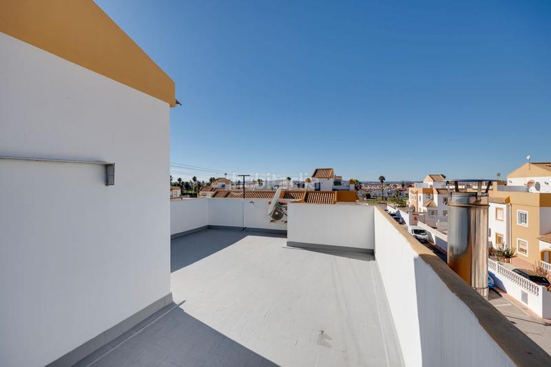 Foto cf3000be-1860-4c26-a29a-cbe2775944fc. Reihenhaus in calle río danubio 695 in Zona Carrefour - Urbanizaciones Torrevieja