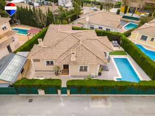 Chalet in Carrer del vespre 11. **chalet independiente en bonalba golf - un hogar para disfrutar
